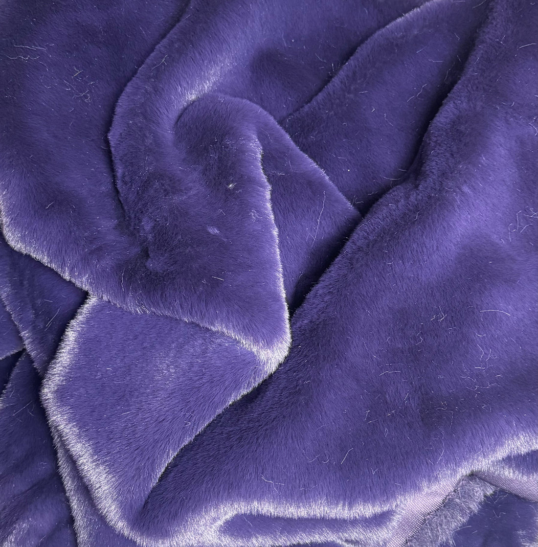 💜 Une fausse fourrure violet prune d’exception + Lavalou, l’ours de collection fait main