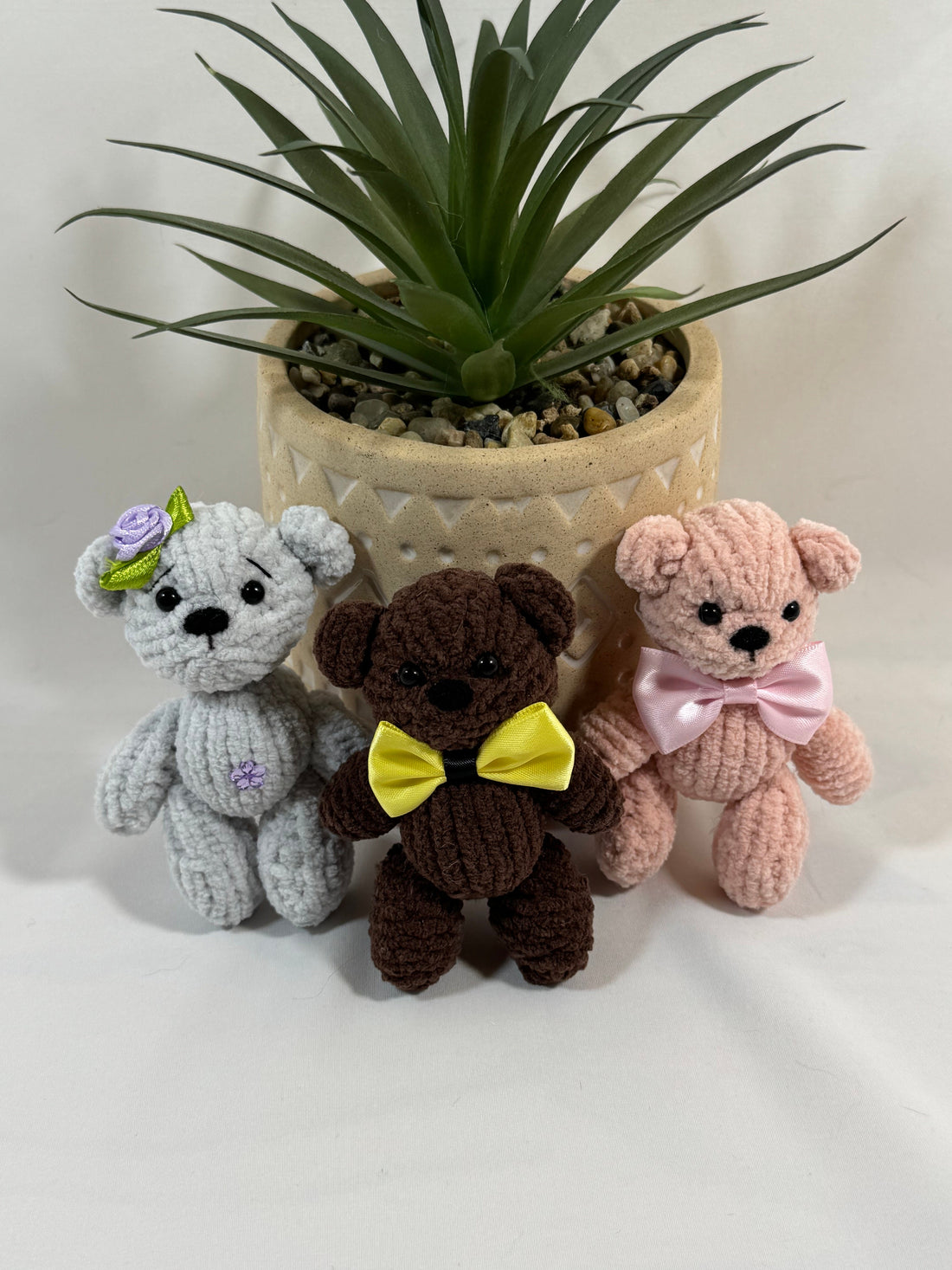 🧸 Minis Ours Tricotés en Laine Chenille – Petits Porte-bonheur à Adopter