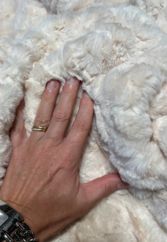 Tissu fausse fourrure texturée effet bouclé à poils courts beige douce qualité luxe fourniture créative taille au choix 170cm