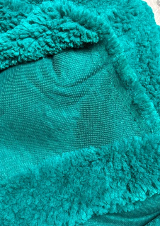 Coupon couture tissu fausse fourrure douce et épaisse à poils mi-longs vert émeraude 30cm x 160cm