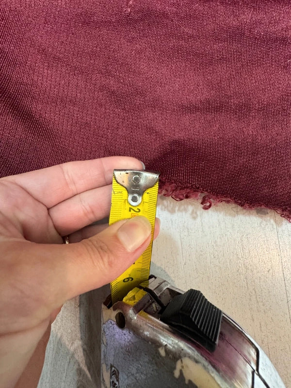 Coupon couture tissu fausse fourrure douce et frisée à poils mi-longs rouge bordeaux 30cm x 162cm