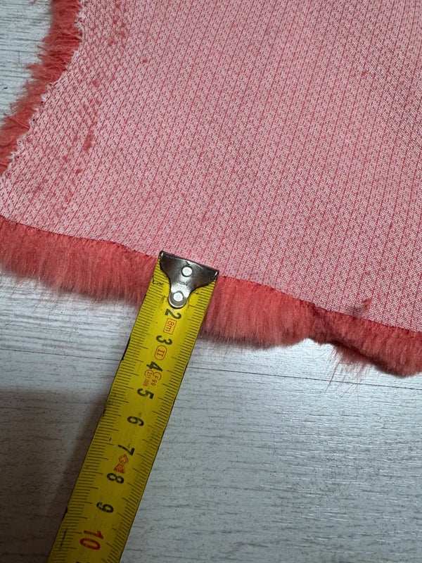 Coupon tissu fausse fourrure douce et épaisse corail à poils longs 30cm x 155cm
