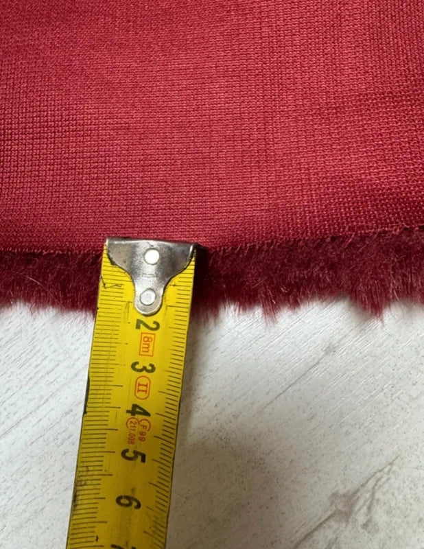 Coupon tissu fausse fourrure douce et épaisse de qualité rouge cerise à poils mi-longs 30cm x 180cm