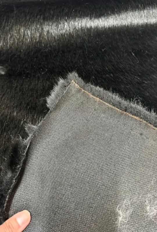 Coupon tissu fourrure douce, épaisse de qualité noir à poils mi-longs 30cm x 85cm