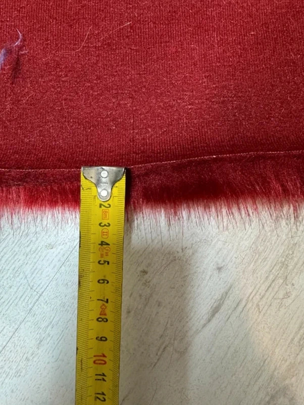 Coupon tissu fourrure douce,épaisse de qualité rouge bordeaux à poils mi- longs 35cm x 95cm