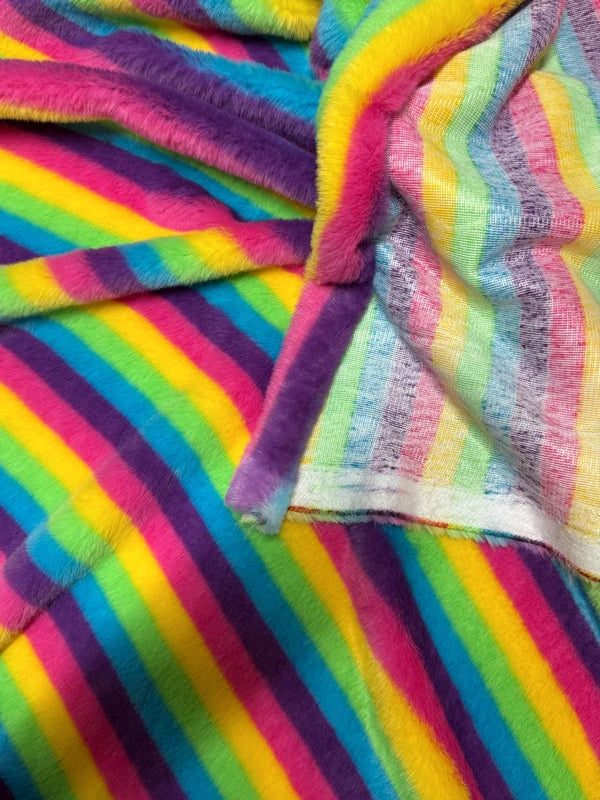 Coupon fausse fourrure arc-en-ciel poils courts 0,5 à 1 cm – 30 × 73 cm