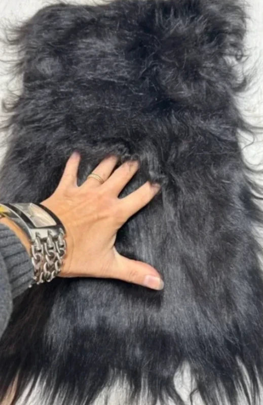 Coupon tissu de qualité fausse fourrure à poils longs doux noir 44cm x 25cm