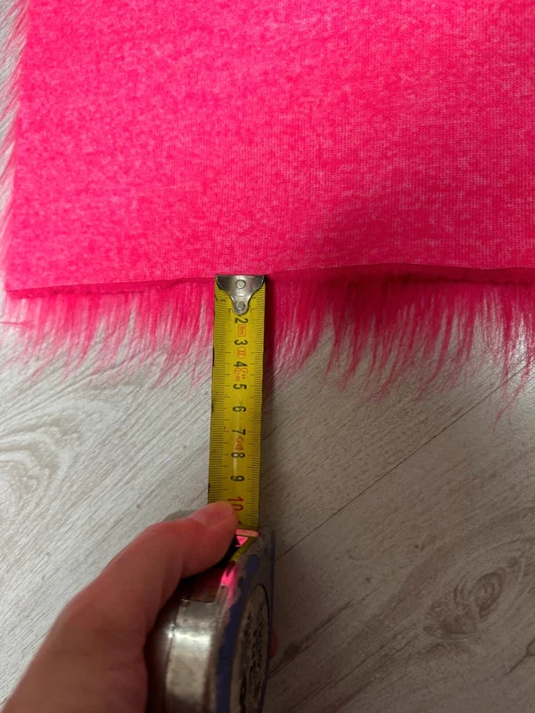 Coupon tissu fausse fourrure légère à poils longs rose fluo 45cm x 50cm
