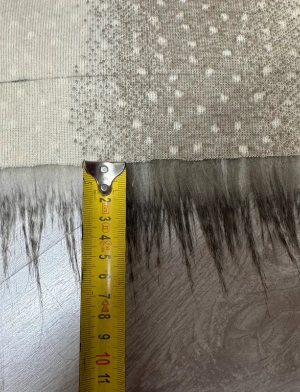 Fausse fourrure gris nuancé poils très longs 6/7 cm effet plumes – Coupon 20×115 cm