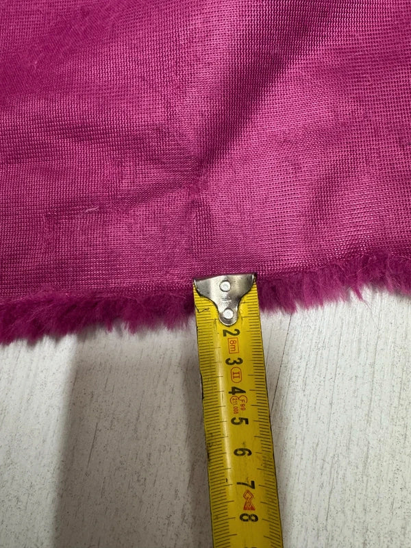 Coupon tissu fausse fourrure douce et épaisse à poils mi-longs rose fuchsia 30cm x 152cm