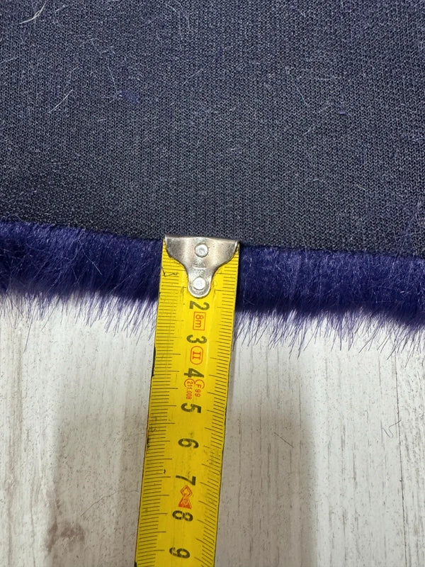 Coupon tissu fausse fourrure douce et épaisse violet à poils mi-longs 30cm x 83cm