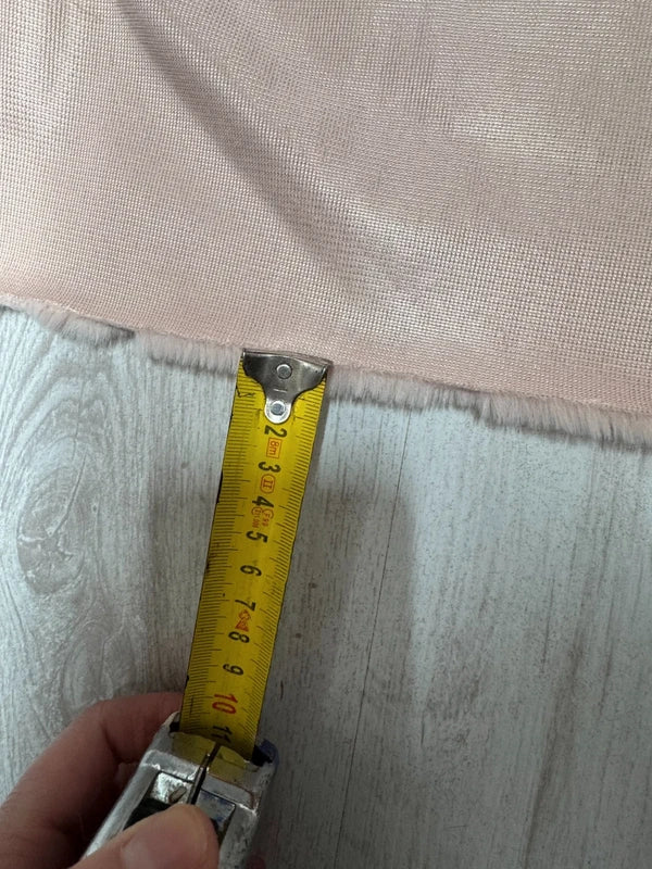 Coupon fausse fourrure à poils courts rose clair 30cm x 160cm