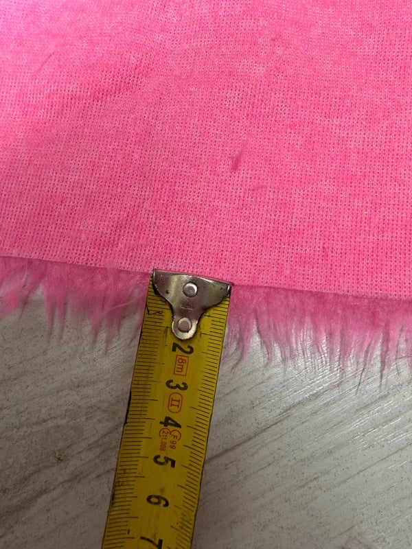 Coupon tissu fausse fourrure douce et légère rose à poils mi-longs 30cm x 155cm