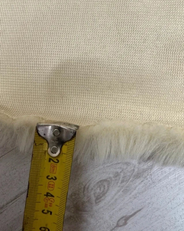 Coupon fausse fourrure douce et épaisse jaune clair beige à poils mi-longs 24cm x 86cm
