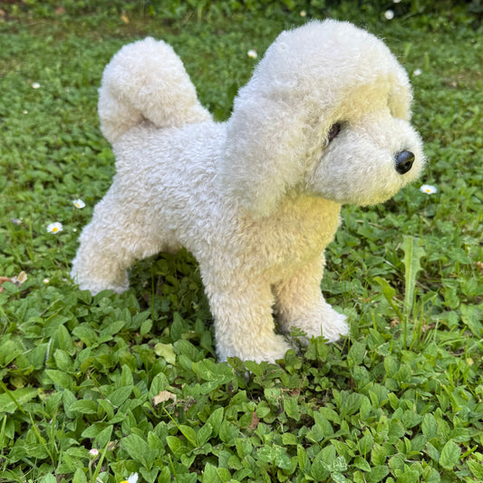 Caline, un bichon frisé en peluche réaliste, avec des détails soignés et une fourrure douce qui imite parfaitement celle d'un vrai chien