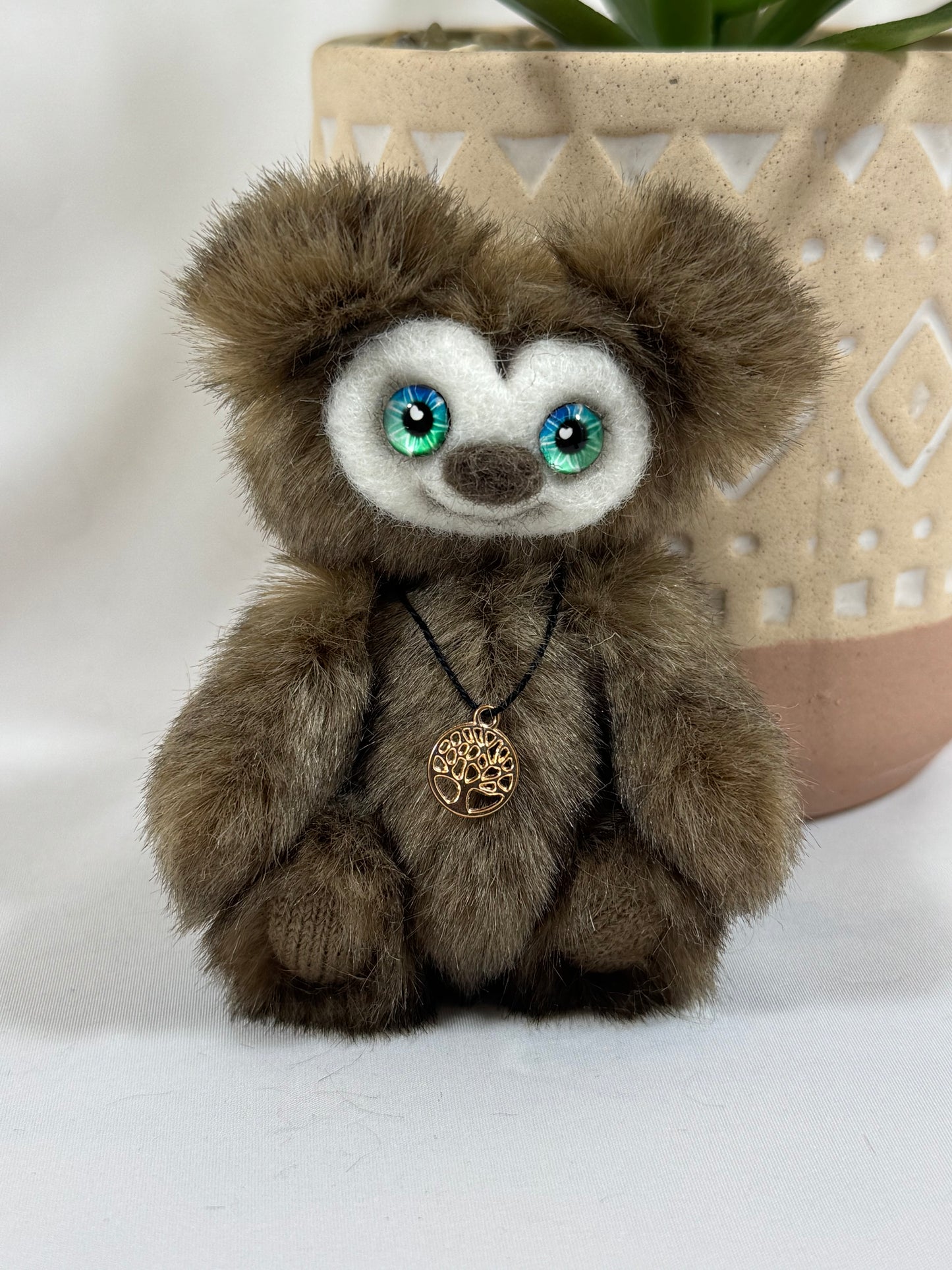 🧸 Elyo – Baby Frimousse miniature articulée en fausse fourrure marron aux yeux verts et touches de bleu | Collection Les Baby Frimousses