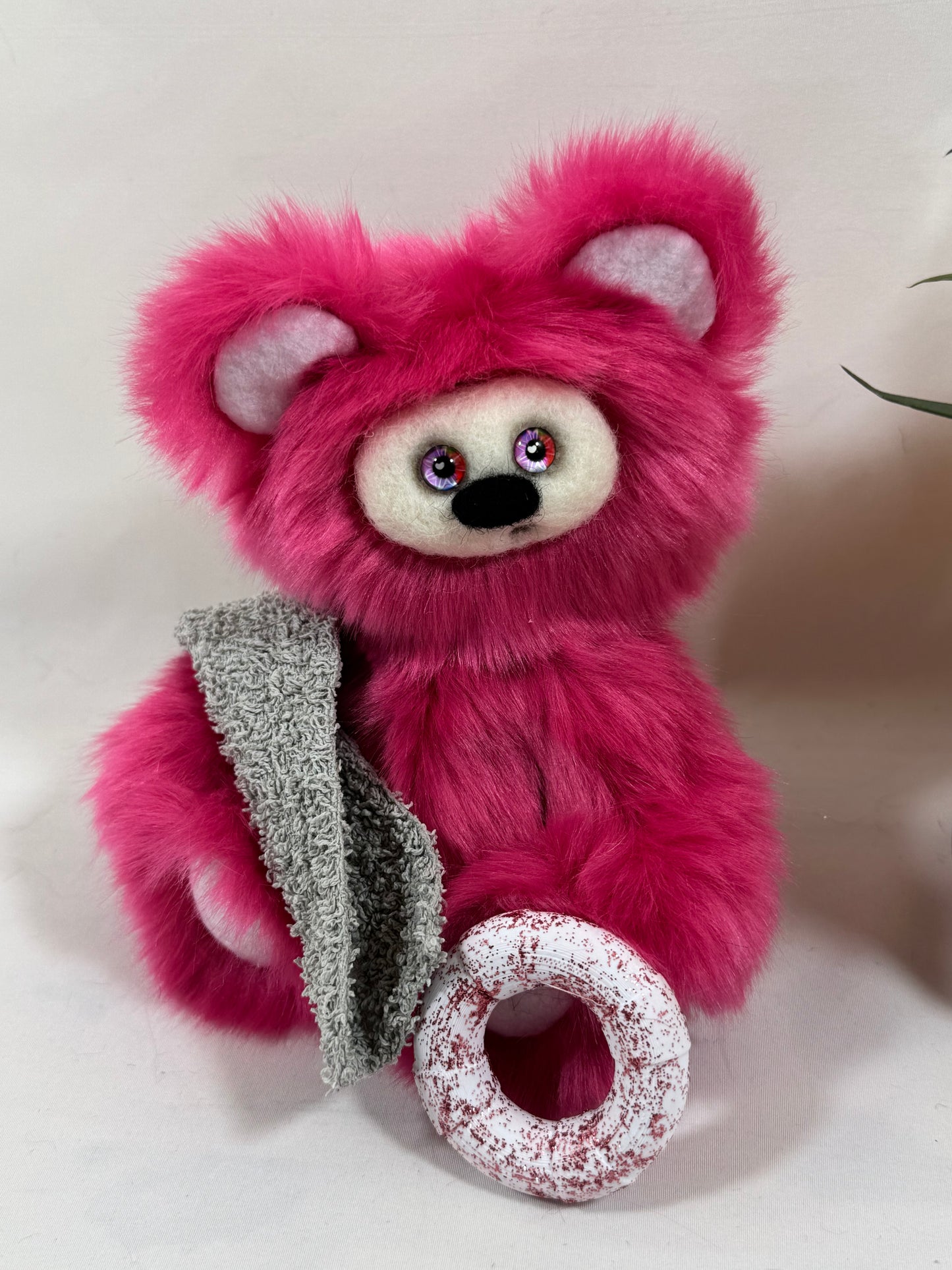 Framboise, Frimousse de collection rose de 15 cm avec yeux de verre colorés, bouée et serviette de plage, création artisanale française