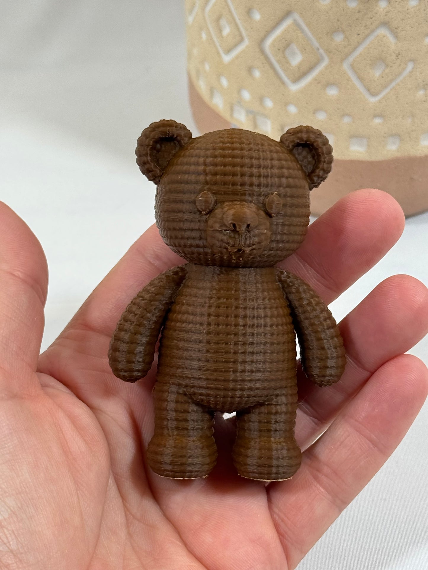 Petit ours marron imprimé en 3D avec texture imitation crochet.
