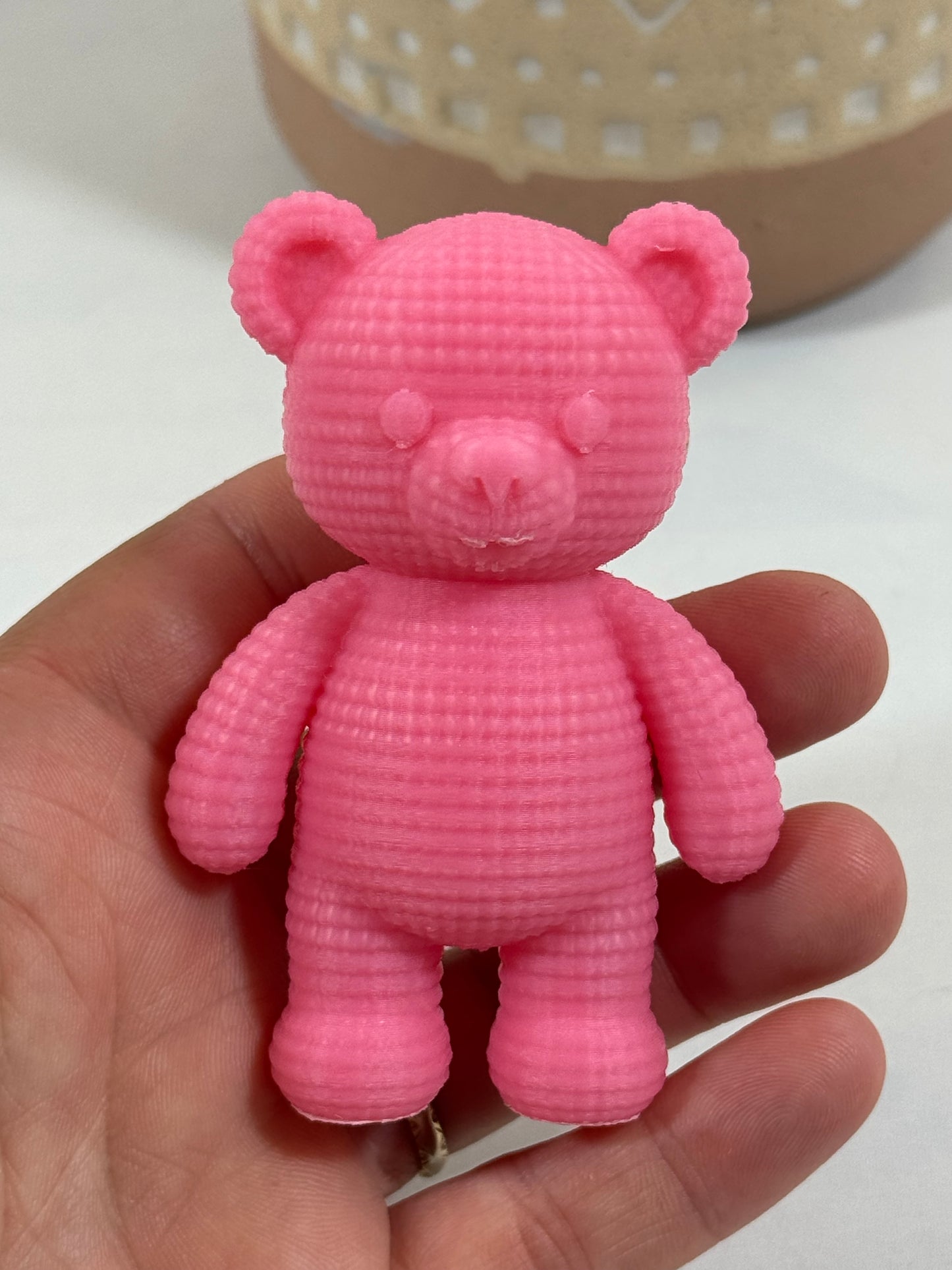 Petit ours décoratif en PLA rose réalisé par impression 3D pour décoration intérieure.