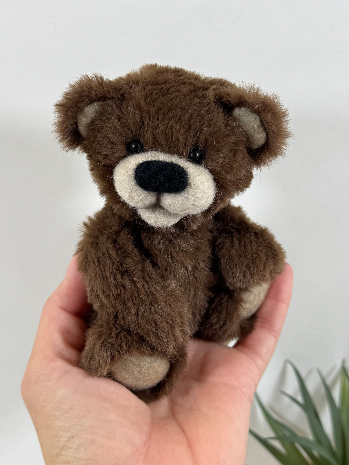 Ours miniature artisanal Chocolou de 14 cm, articulé en fausse fourrure chocolat avec coussinets beige crème.
