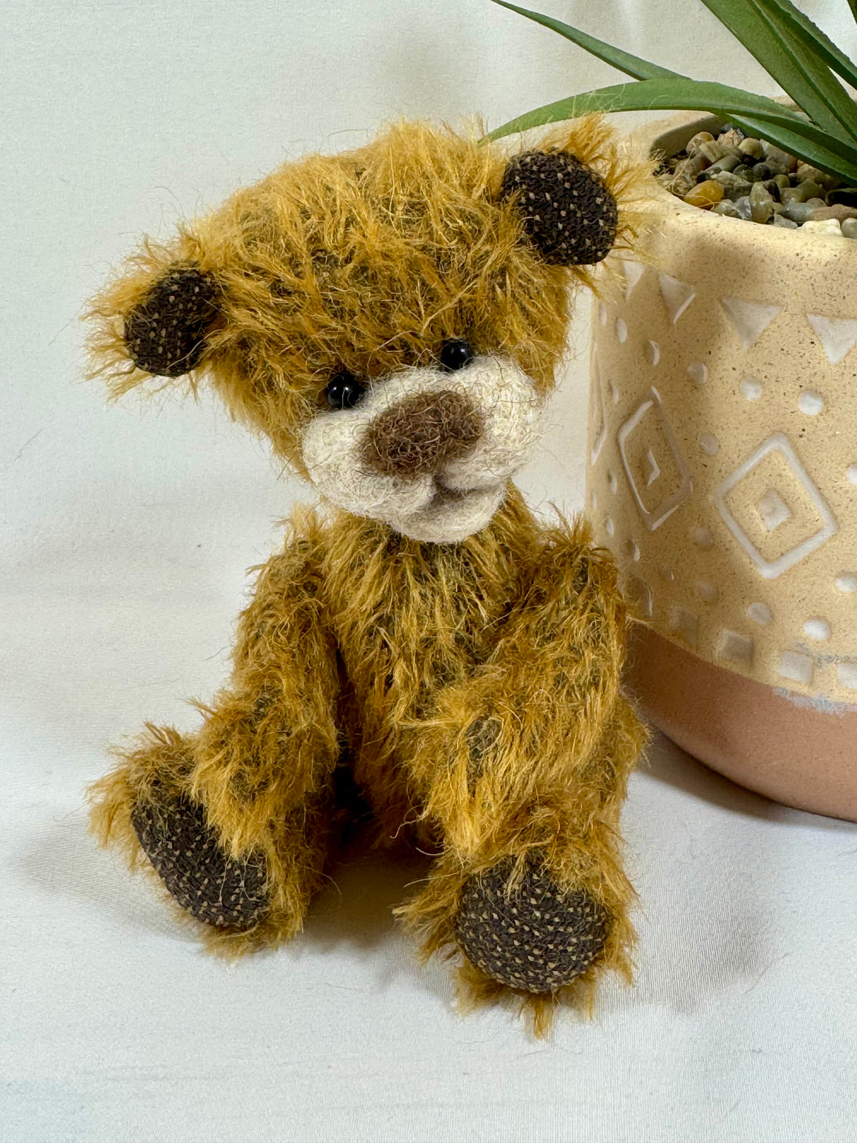 Petit ours artisanal Caramel de 14 cm en mohair vintage doré, avec coussinets marron, création française en exemplaire unique.
