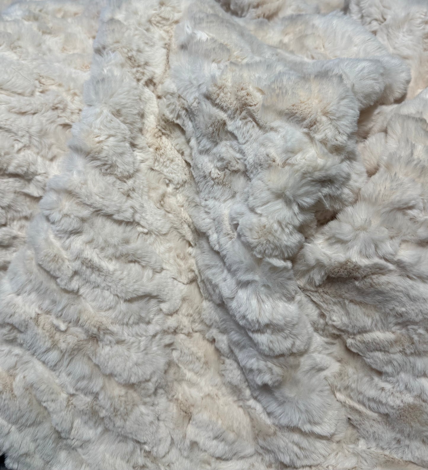 Tissu fausse fourrure texturée effet bouclé à poils courts beige douce qualité luxe fourniture créative taille au choix 170cm