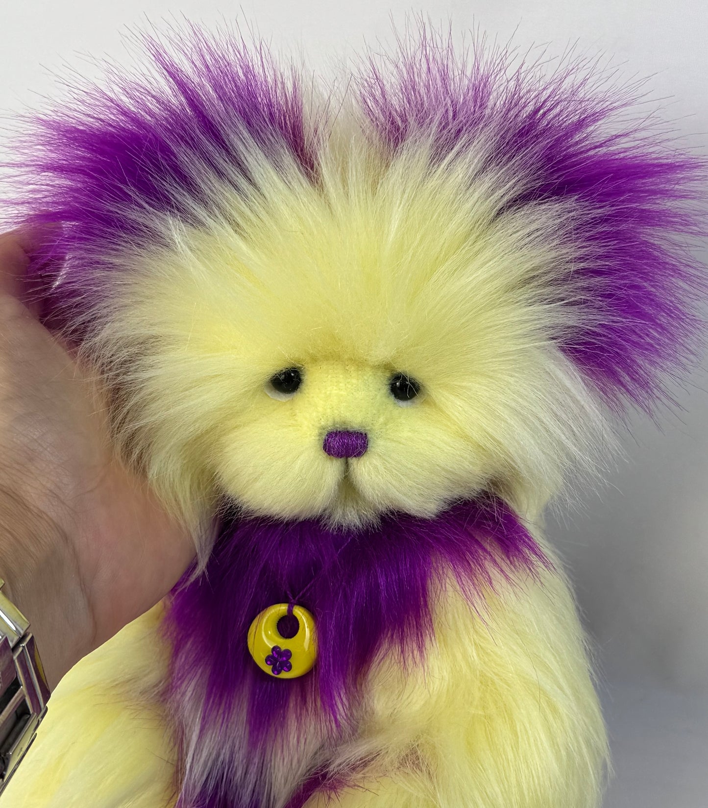 Ours artisanal Marty 25 cm en fausse fourrure jaune et violette avec certificat