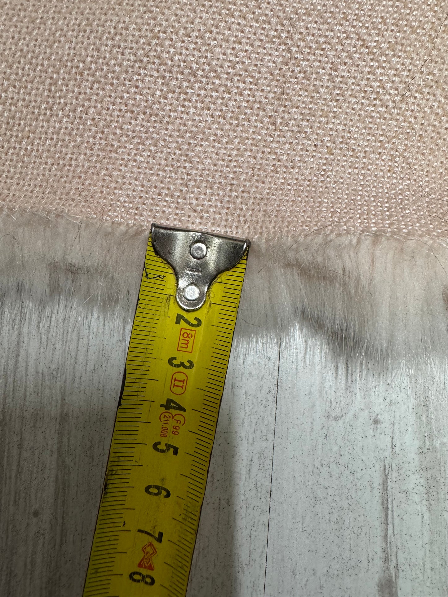 Fausse fourrure épaisse poils mi-longs 2 cm – Beige rosé – Laize 78 cm – Vente par 10 cm