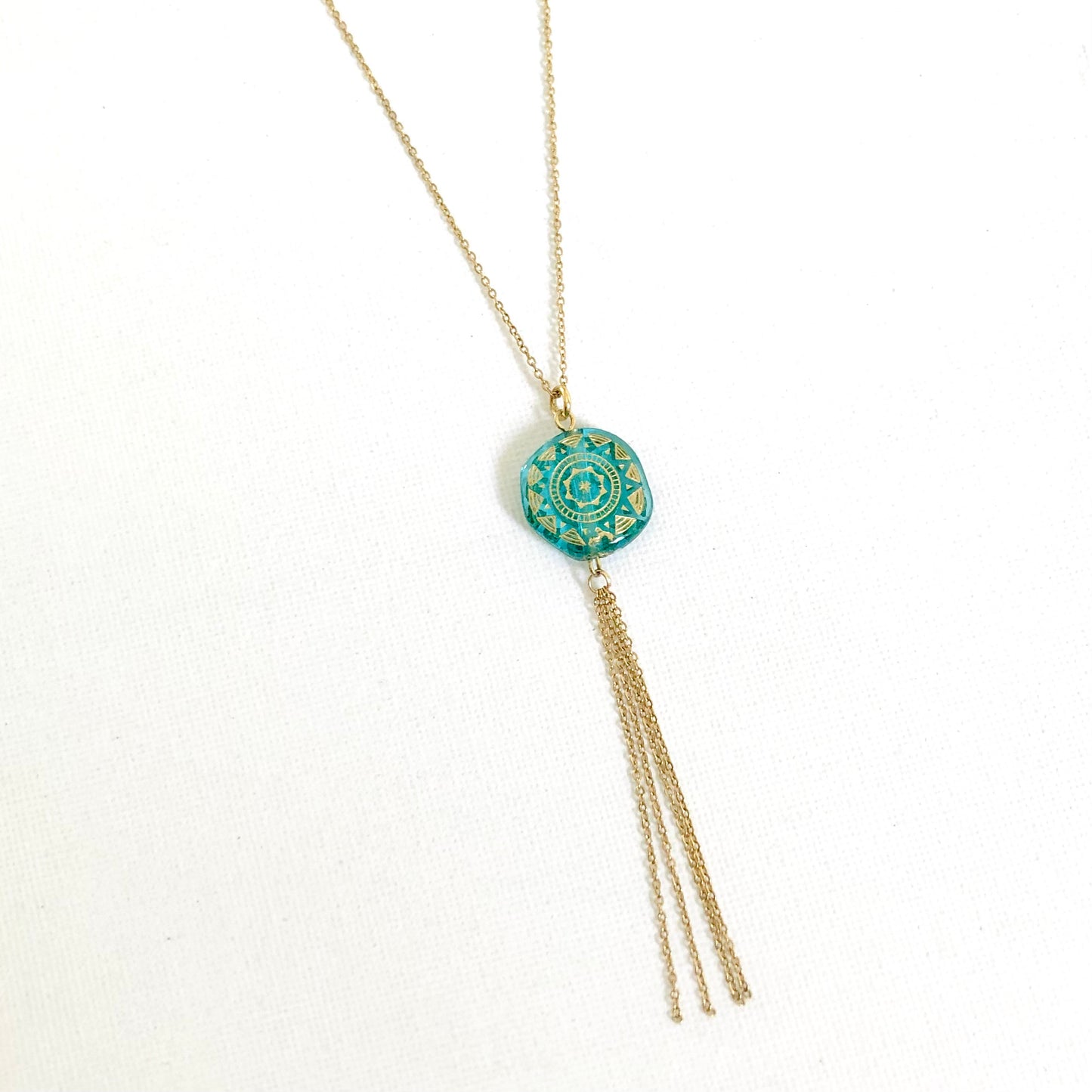 Peluche d’art Frimousse Signature Sylvae posée en décoration, création textile artisanale unique faite main