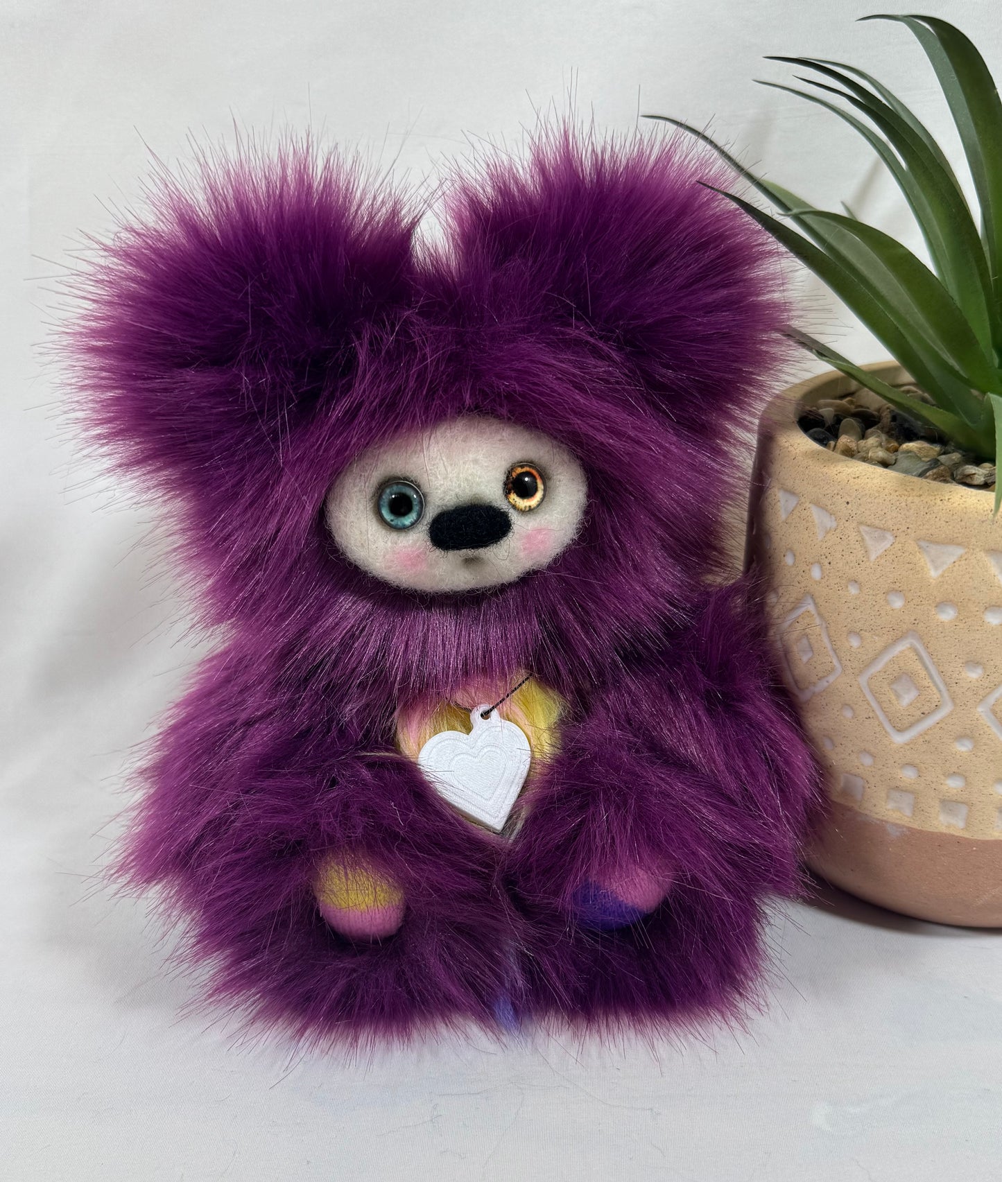 💜 Iris – Petite Frimousse artisanale de la collection Saint-Valentin – Peluche d’art faite main – 17 cm