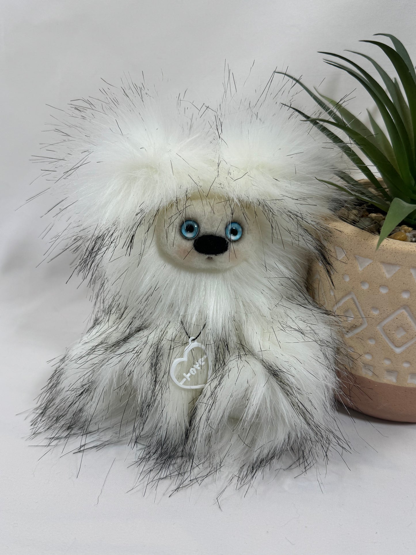 🤍 Noam – Petite Frimousse artisanale de la collection Saint-Valentin – Peluche d’art faite main – 17 cm