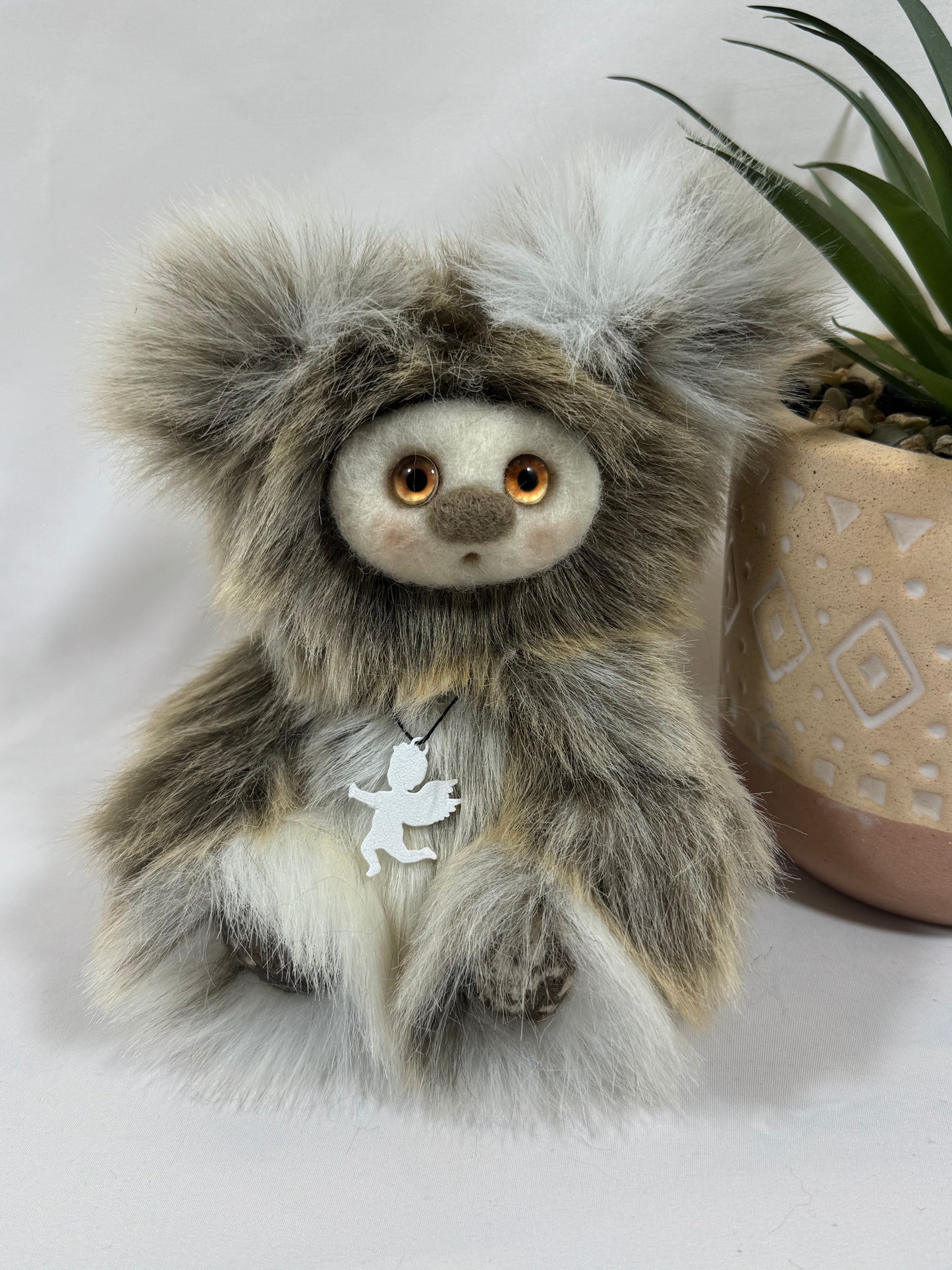 🤍 Élio – Petite Frimousse artisanale de la collection Saint-Valentin – Peluche d’art faite main – 17 cm