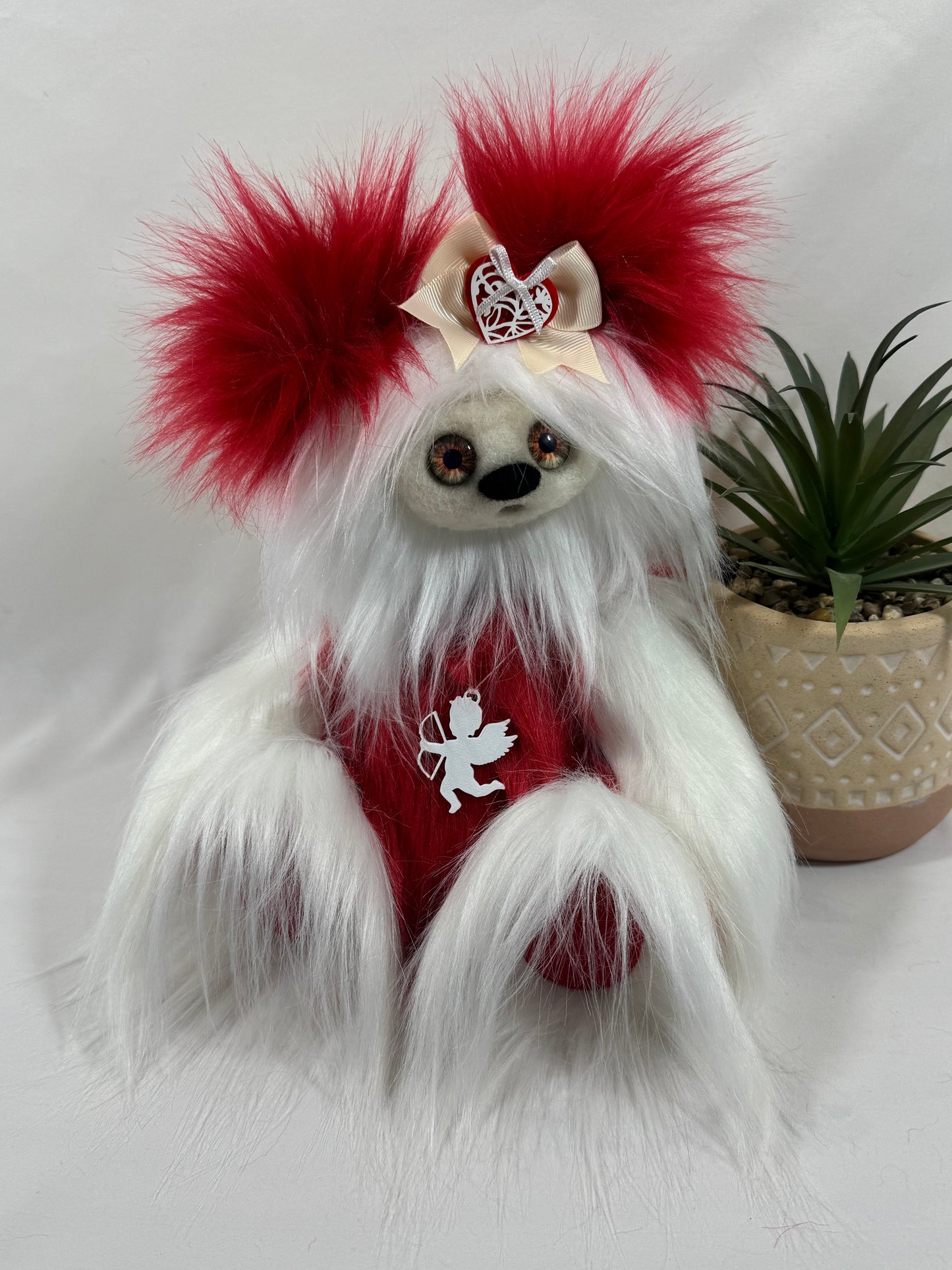 Valentina – Frimousse artisanale de la collection Saint-Valentin – Peluche d’art faite main – 30 cm