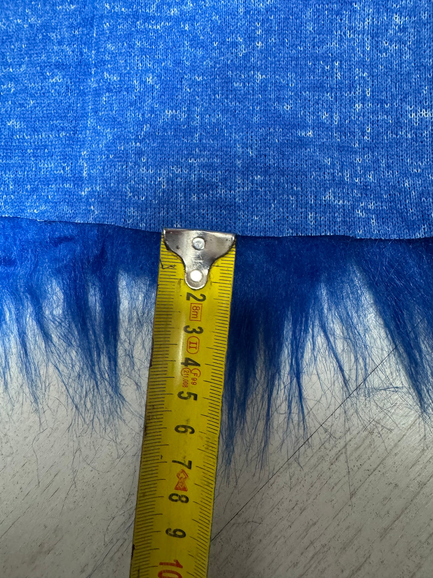 Coupon tissu fausse fourrure légère et vaporeuse à poils longs bleu roi 30cmx74cm