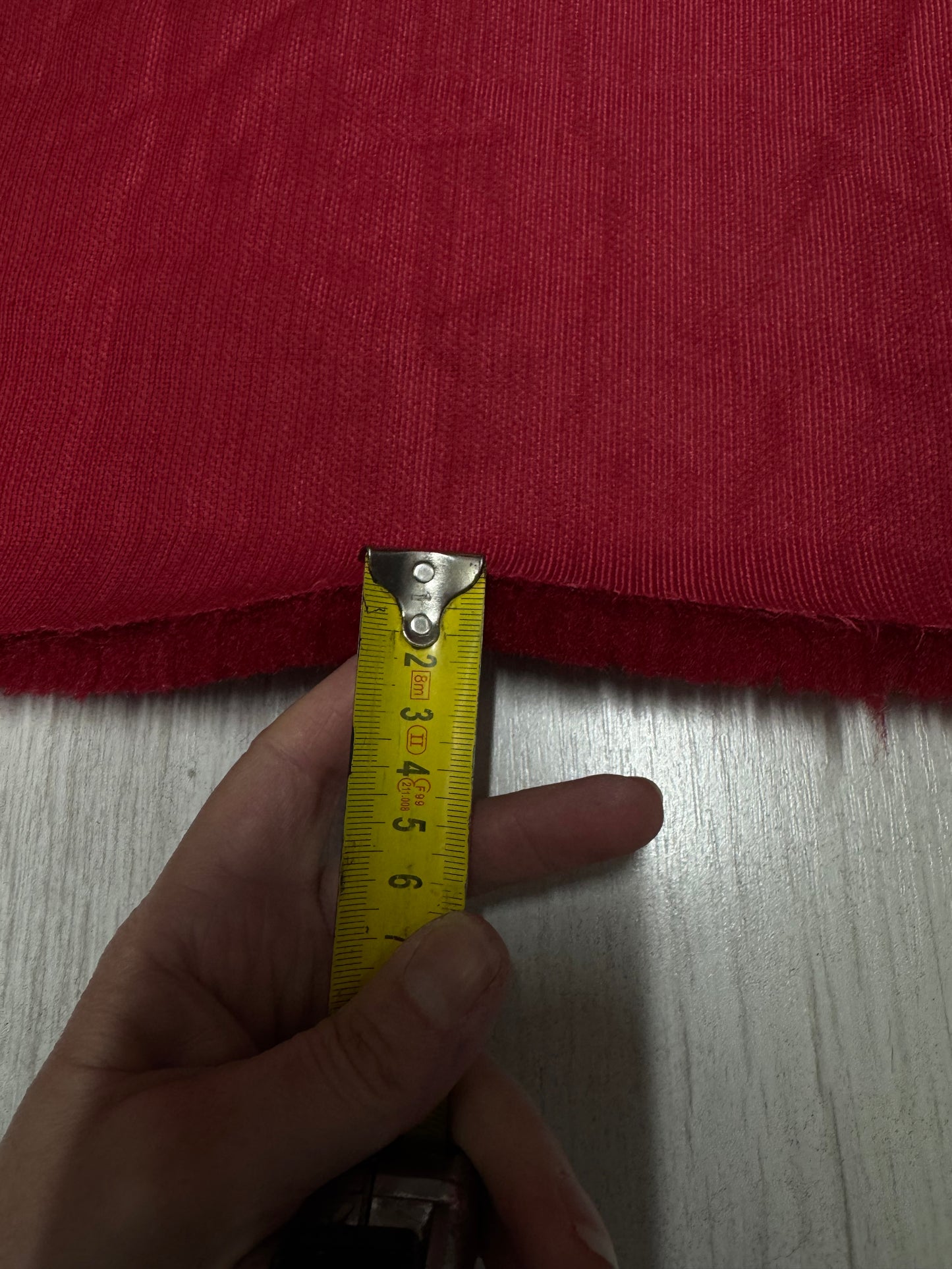 Coupon moutonnée fausse fourrure douce épaisse de qualité rouge profond à poils mi-longs 30cm x 80cm