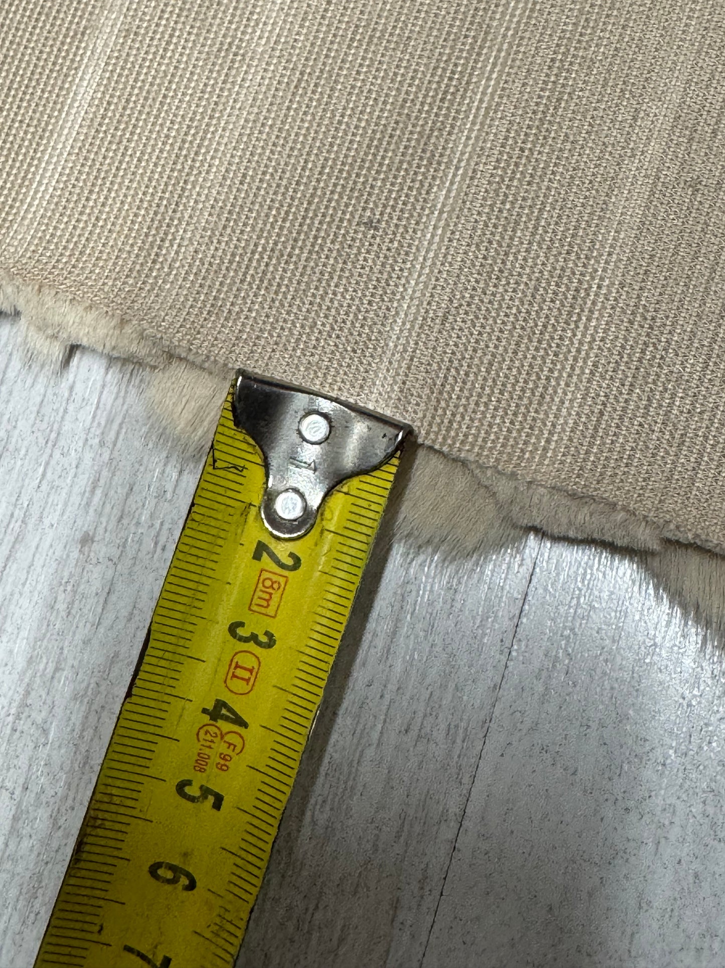 Coupon tissu fausse fourrure texturée effet rayures beige crème de qualité à poils mi-longs 30cm x 76cm