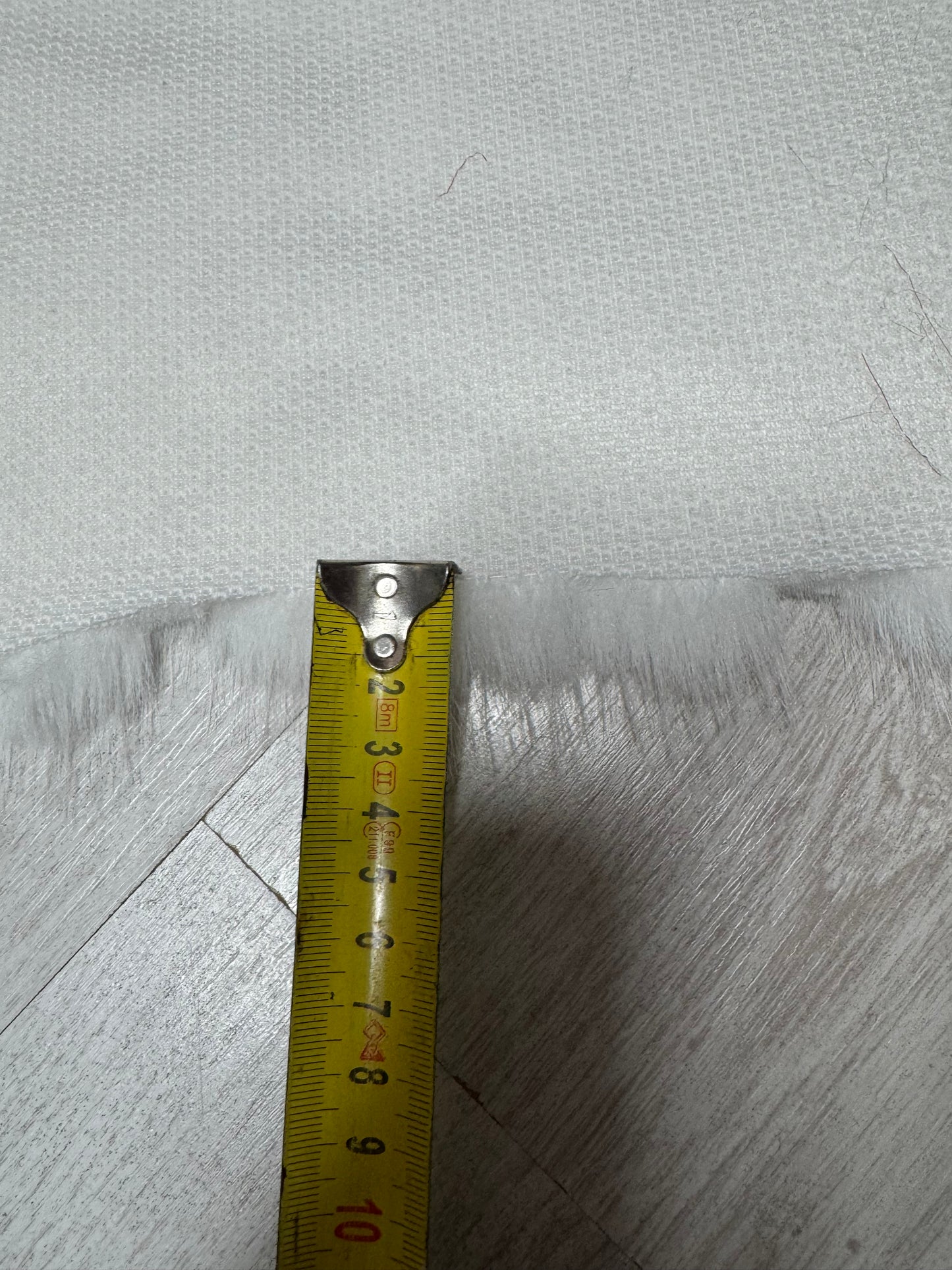 Coupon tissu fausse fourrure douce épaisse de qualité blanc à poils longs 22cm x 122cm