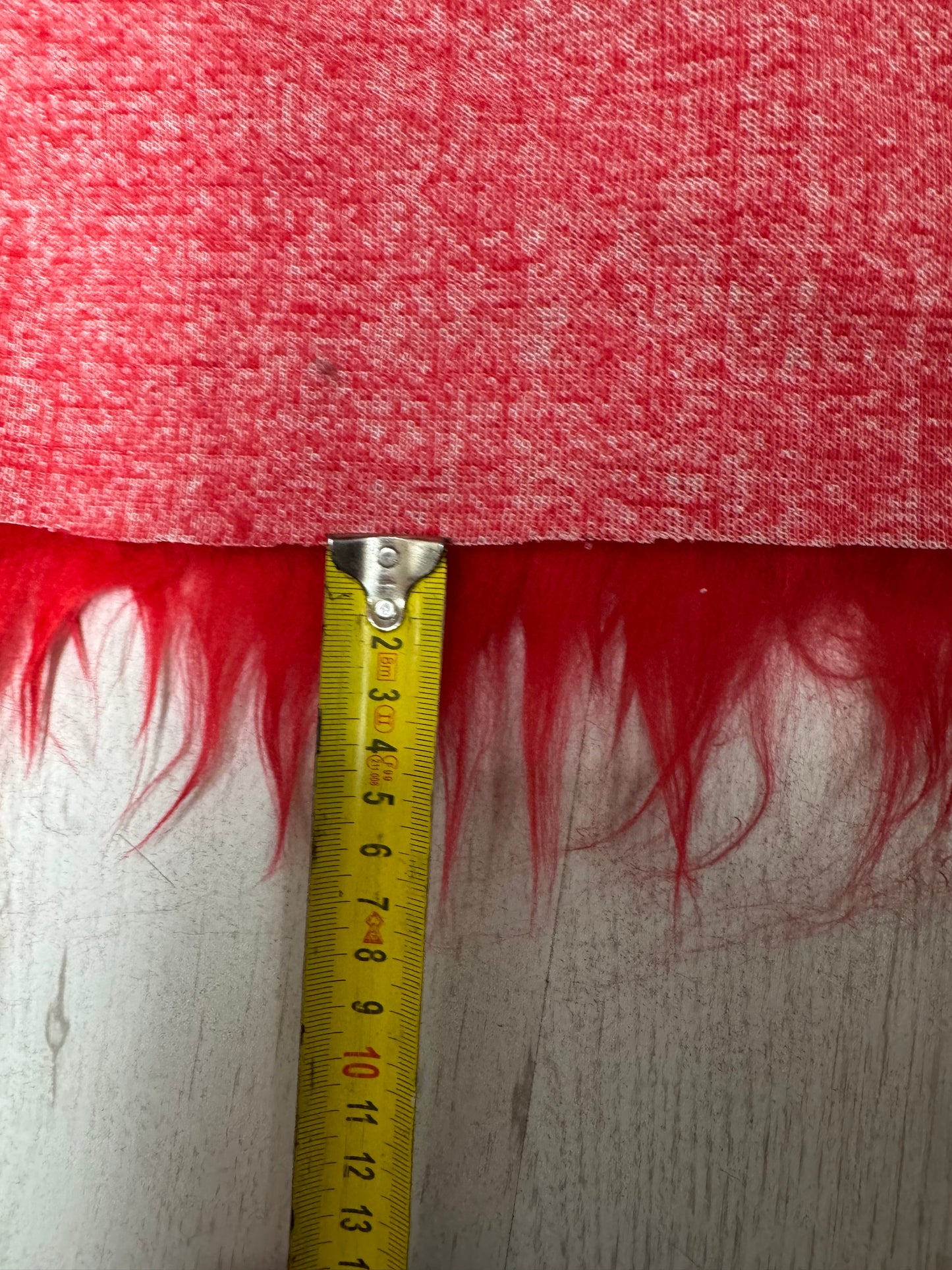 Coupon tissu fausse fourrure originale hirsute Ă poils longs rouge 30cm x 80cm