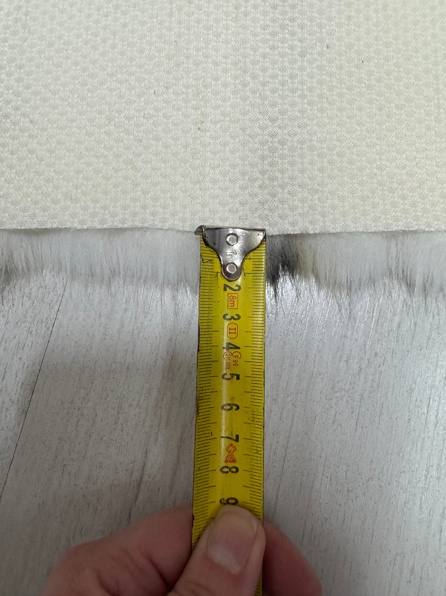 Coupon fausse fourrure blanc crème rayures noires – poils 2 cm – 32x91 cm – chute d’atelier