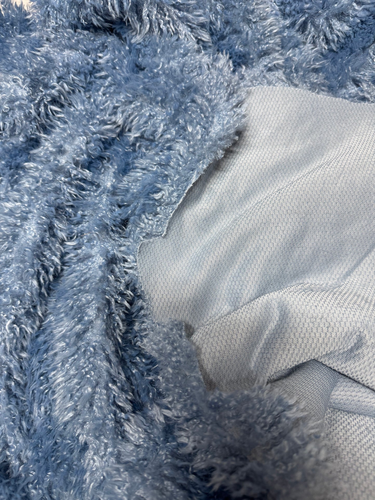 Coupon fausse fourrure bleu 30x155 cm – poils 2 cm – tissu souple couture