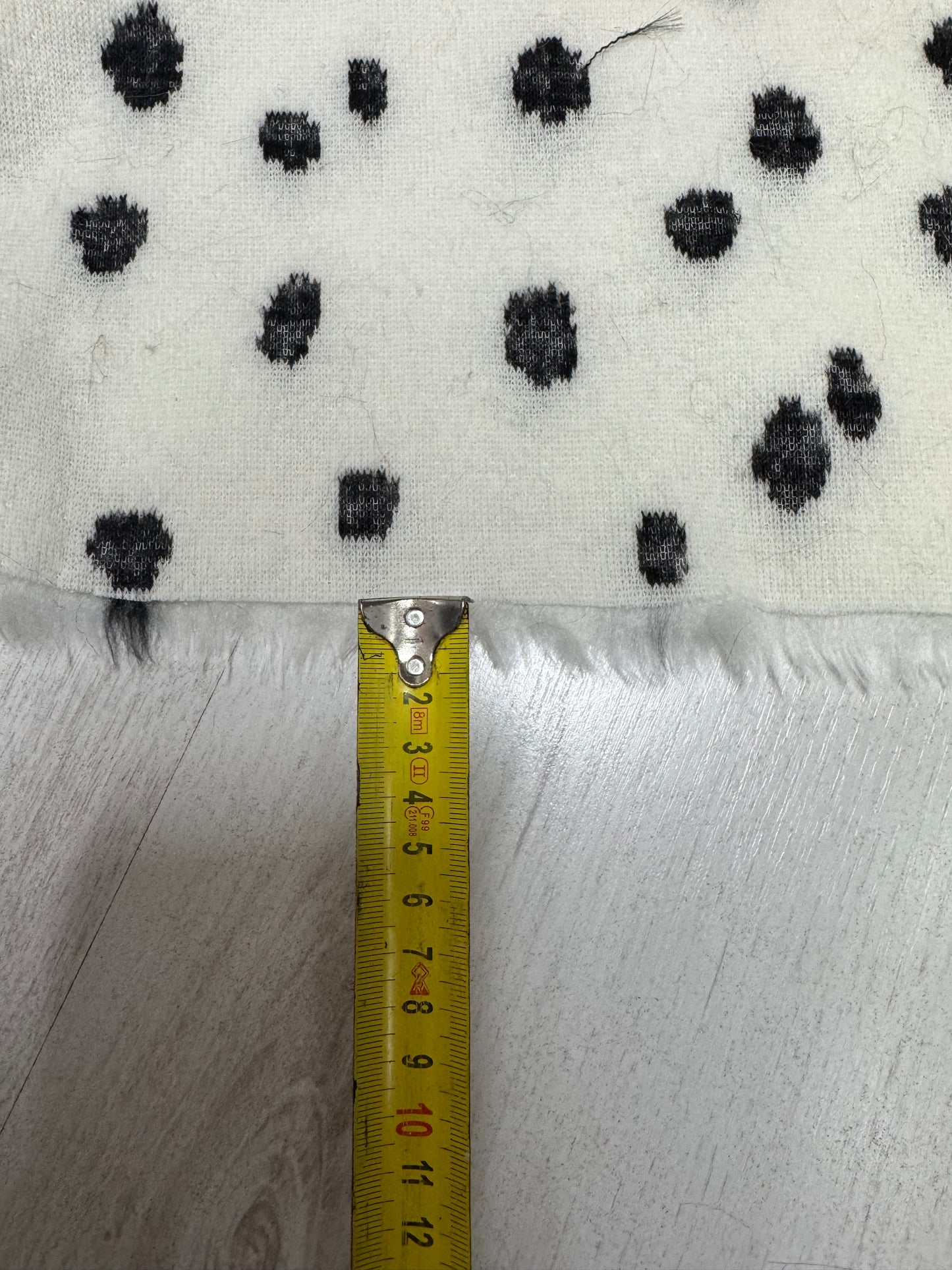 Coupon fausse fourrure blanche à pois noirs 30x80 cm 🧵 poils 1,5 cm