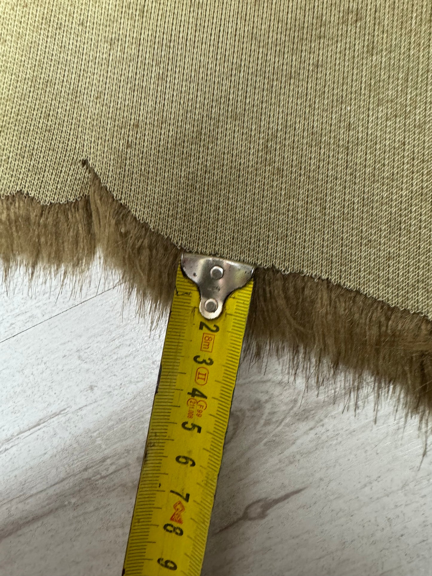 Coupon fausse fourrure marron brillante poils mi-longs 2 cm – 30x162 cm