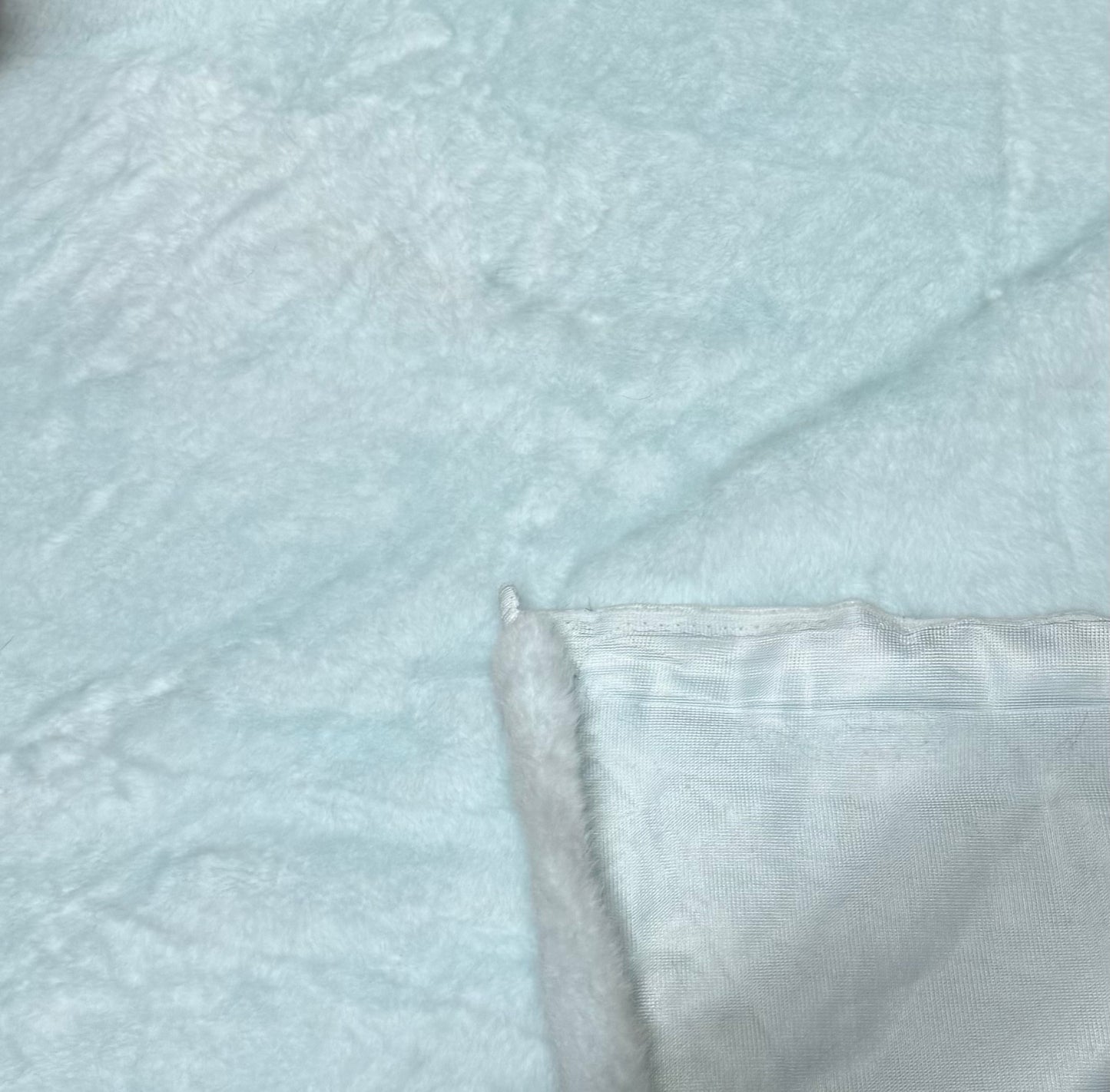 Coupon fausse fourrure vert d’eau / menthe poils courts 0,5 cm – 20x73 cm