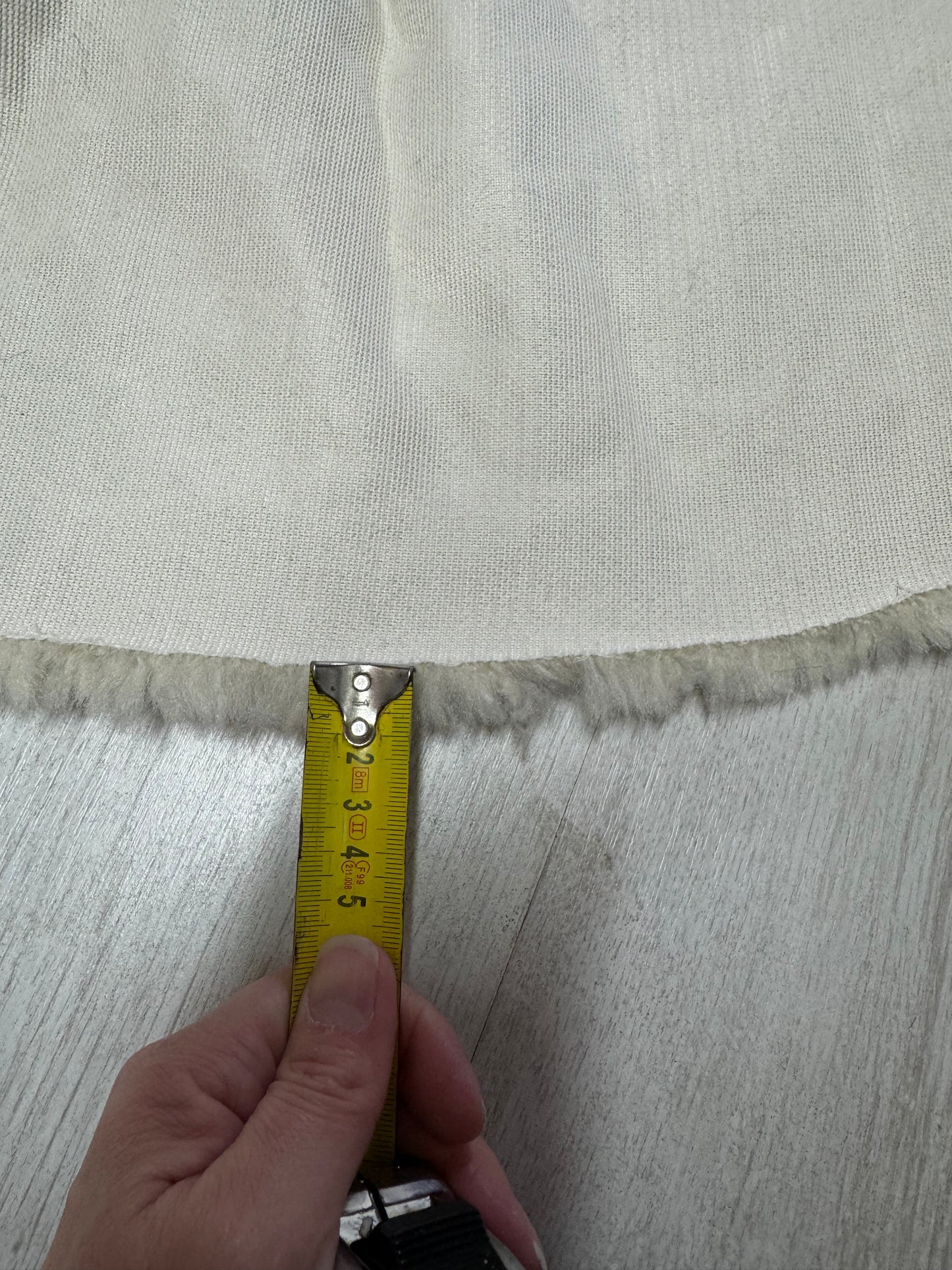 Coupon fausse fourrure beige texturée 30x168cm – poils moyens 1,5/2cm