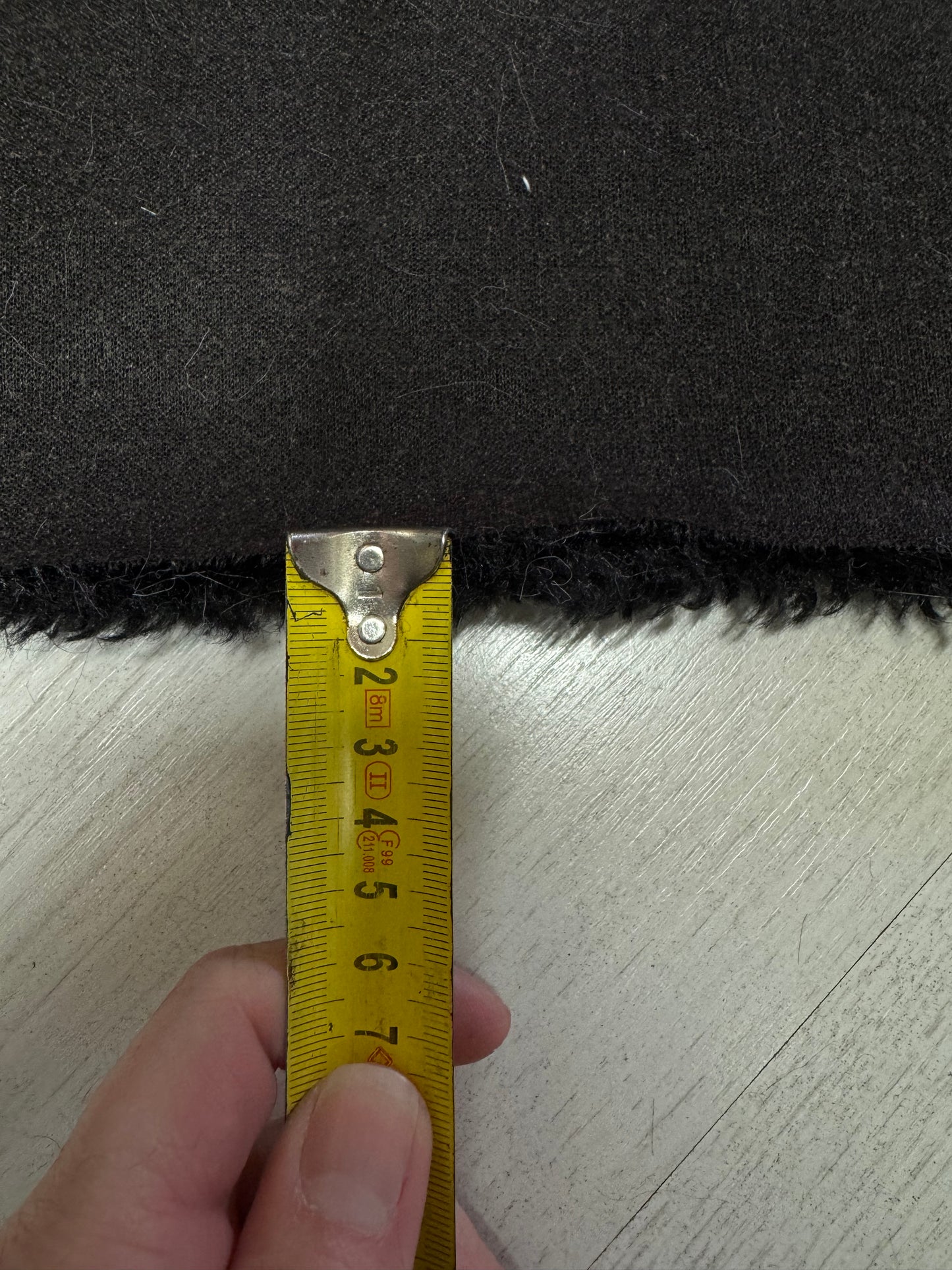 Coupon fausse fourrure noire bouclée – poils 1,5 cm – 30x160 cm