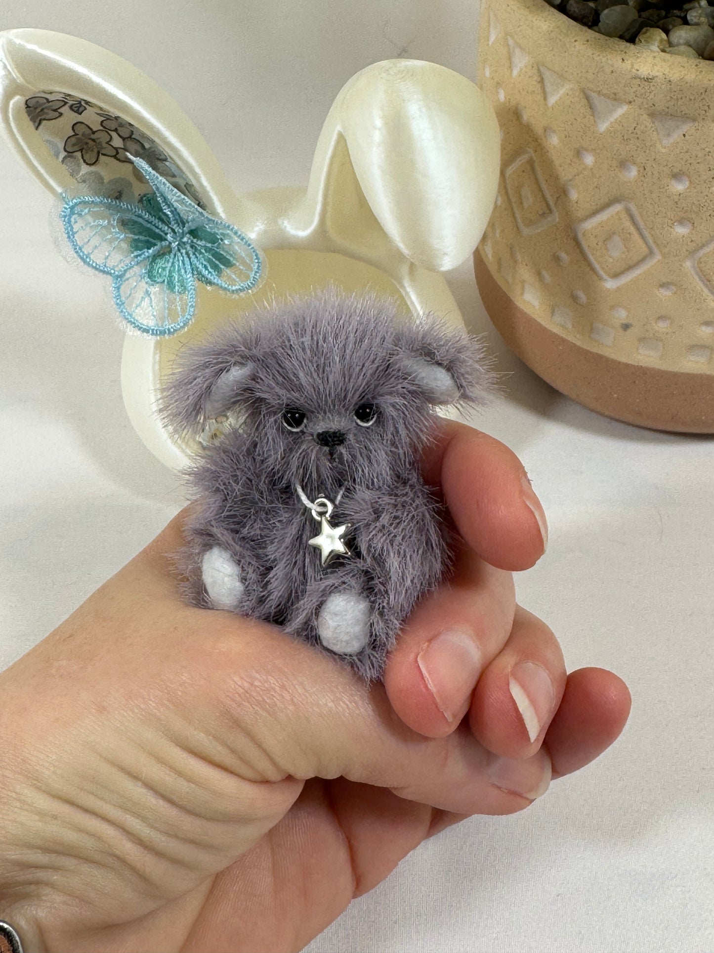 Mini ours de collection articulé 5 cm “Lavender” – Ours miniature cousu main en fausse fourrure violette