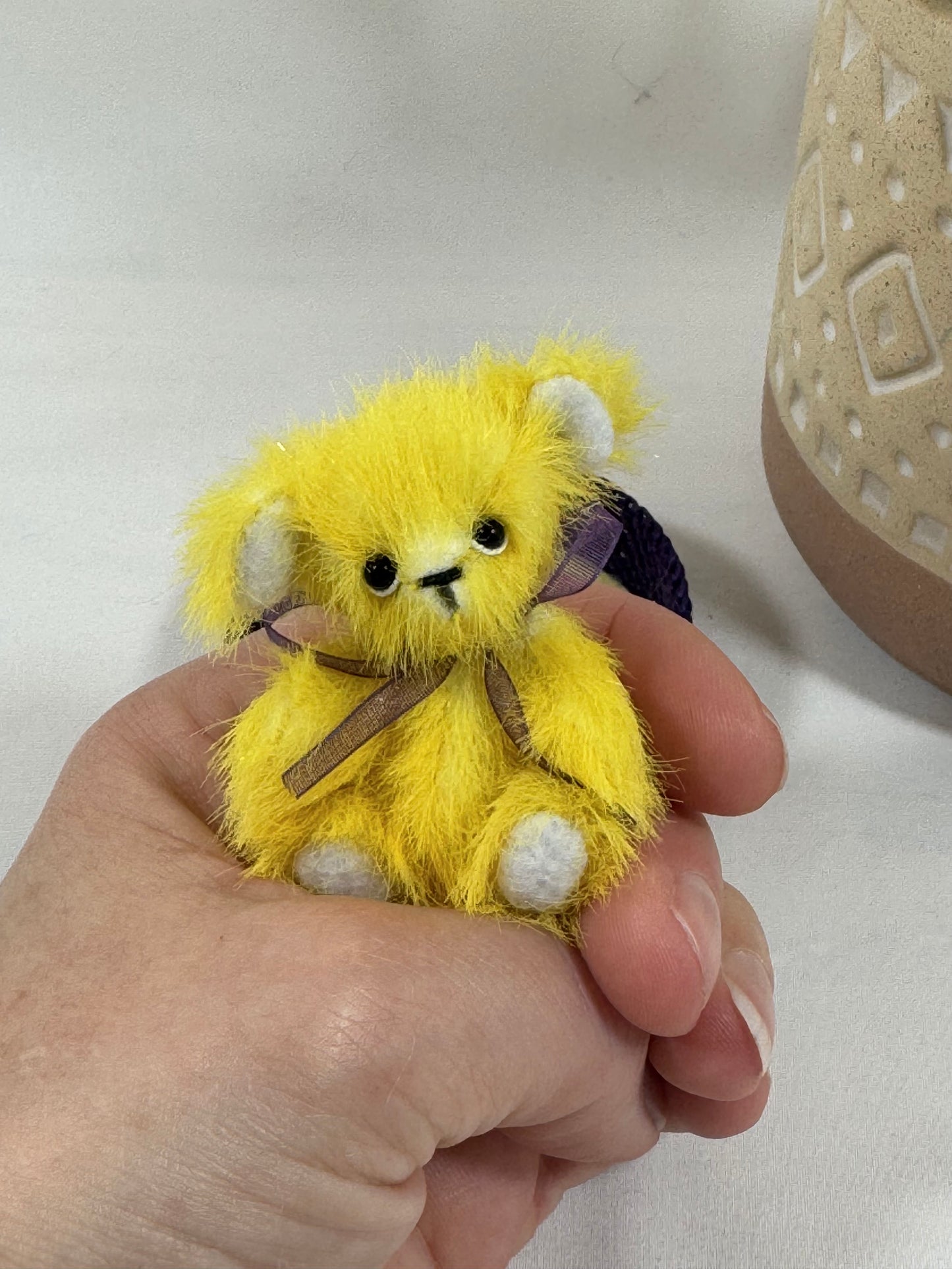Mini ours de collection “Mimosa” 5 cm avec corbeille crochetée – Ours articulé cousu main – Pièce unique avec certificat