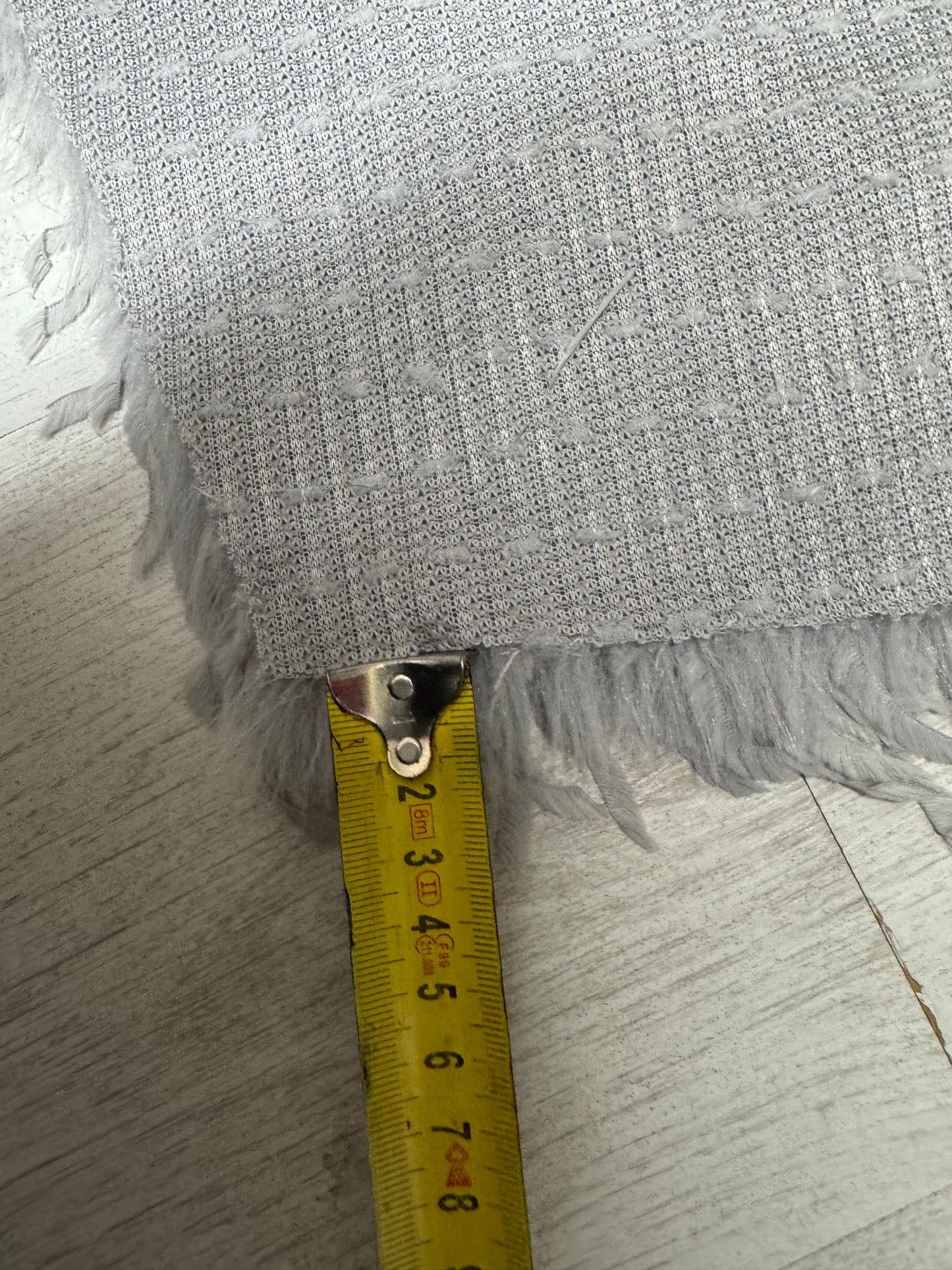 Textured grey faux fur 3-4 cm – feather effect – 28x124 cm remnant