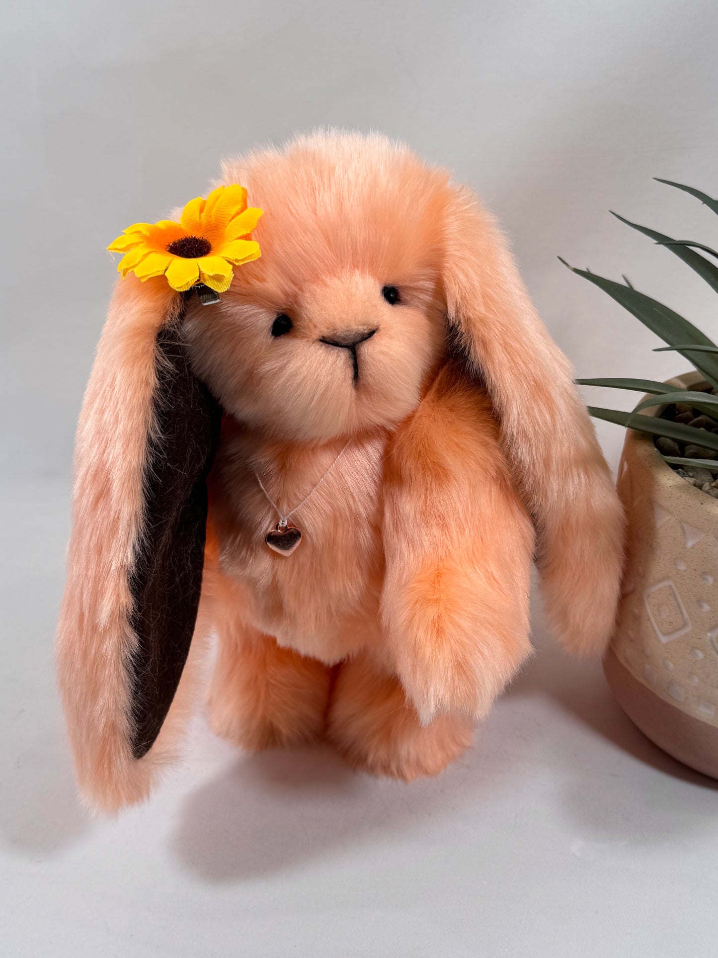 Peluche lapin fait main Coralia en fausse fourrure orange avec longues oreilles tombantes