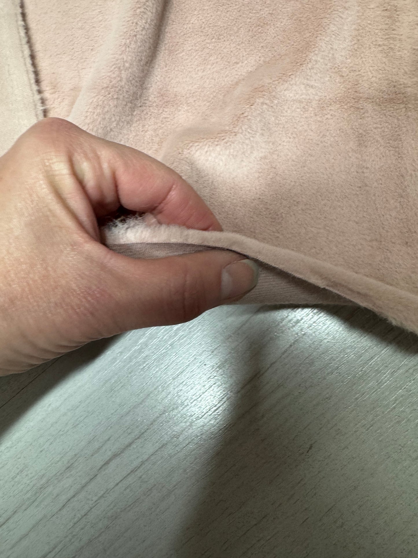 Coupon tissu fausse fourrure légère touché velours à poils courts rose clair 26cmx155cm